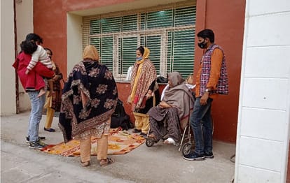 BHU hospital emergency Arrangement failure patients forced to sit in open in cold stretcher wheelchair crisis