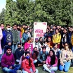 नोएडा में युवा मतदाता...