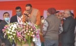 कानपुर देहात में शुक्रवार को आयोजित जनसभा में फोन से मुख्यमंत्री योगी आदित्यनाथ का संबोधन सुनात