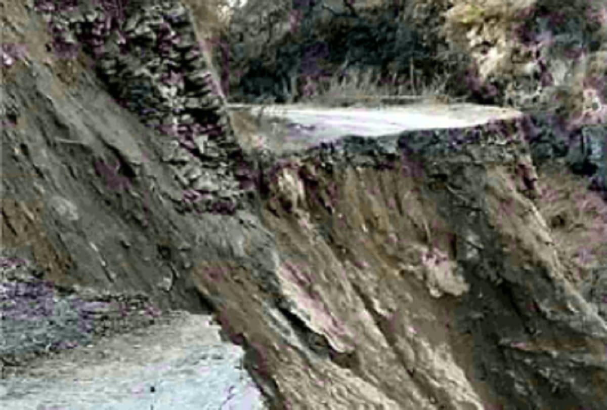 uttarahand news: road could not open on second day, villagers measured distance on foot