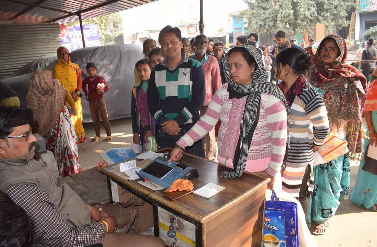 crowd at ration shops, negligence covid guide lines