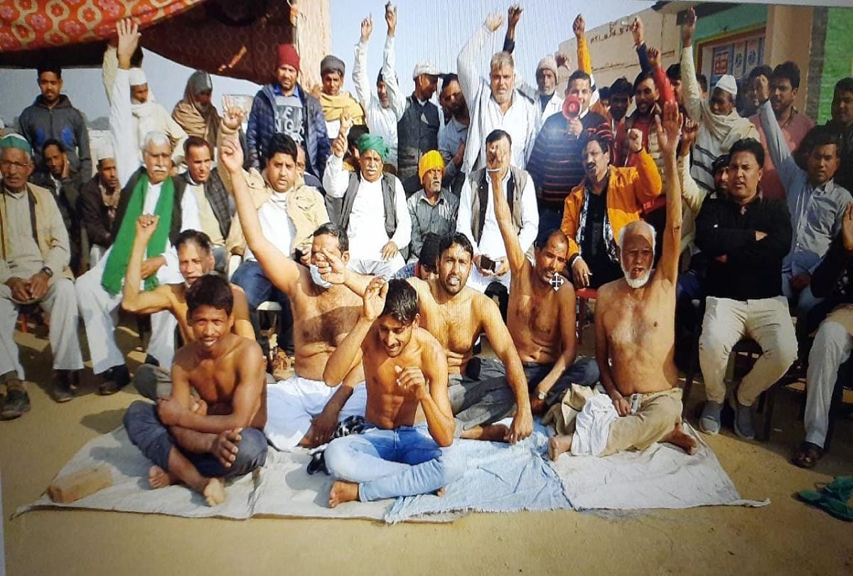 farmers demonstrated semi-naked in kairana people of 12 villages sitting on indefinite dharna for 15 days