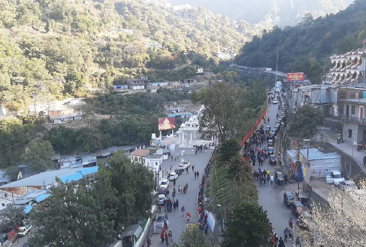 Vaishno Devi Yatra: Devotees remain enthusiastic amidst severe cold