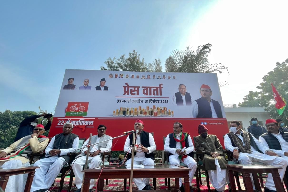 up election 2022 kannauj it raid samajwadi perfume businessman pushpraj jain sp akhilesh yadav press conference today know what political move has been done by the SP chief through this?
