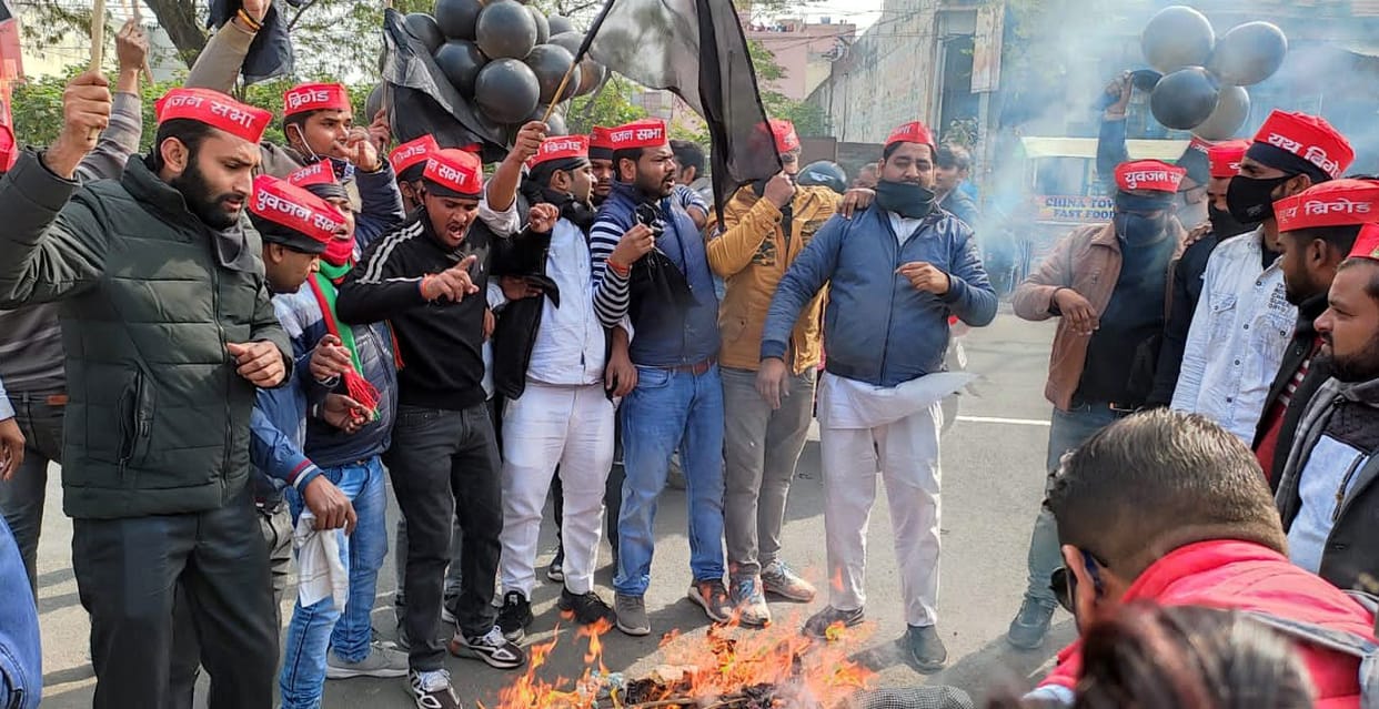 Aligarh: The effigy of Home Minister Amit Shah was burnt by the Spaniards.