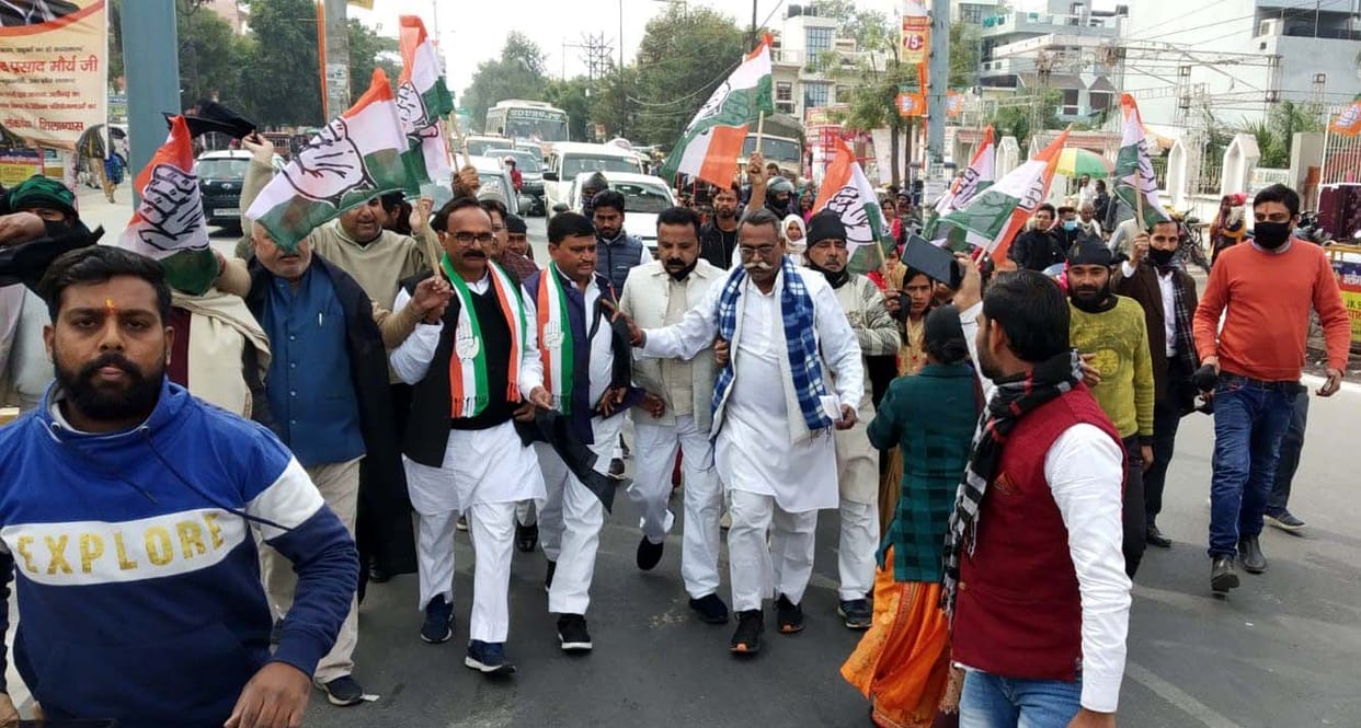 Aligarh: Detained Congressmen who came to show black flags