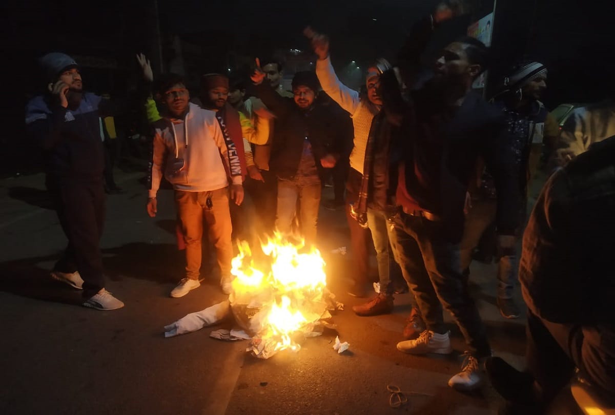 Shahjahanpur Police beat up BJYM leader who went to intervene in the fight activists jammed