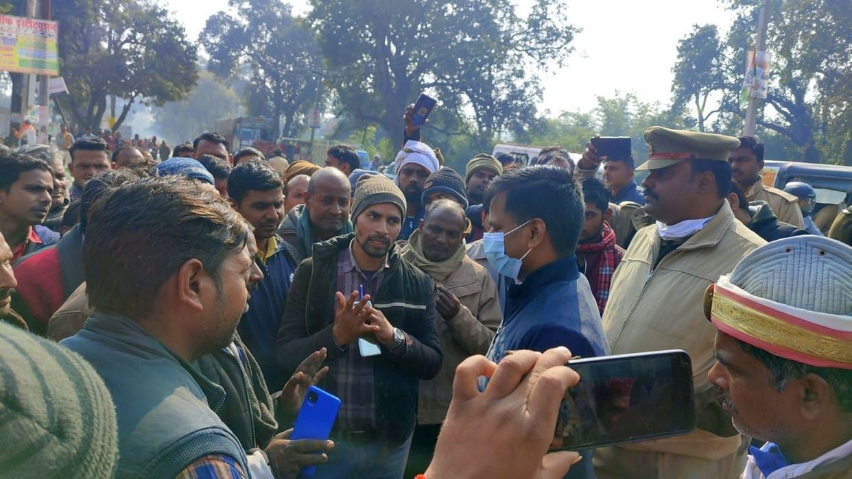 Farmers furious due to stalling of paddy purchase, created a ruckus by blocking the road