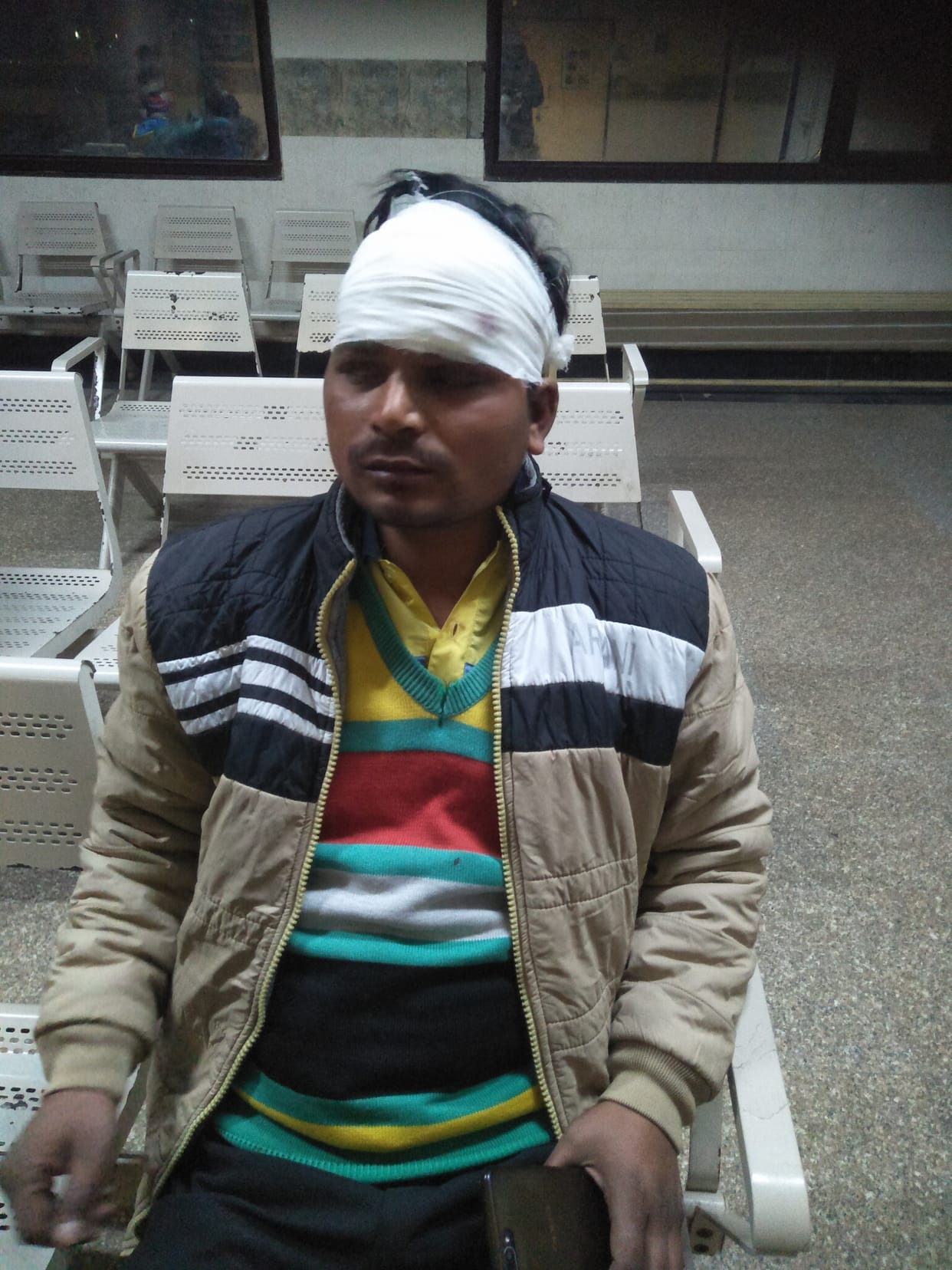 Three miscreants attacked with sharp weapons and looted thousands from the salesmen of the petrol pump