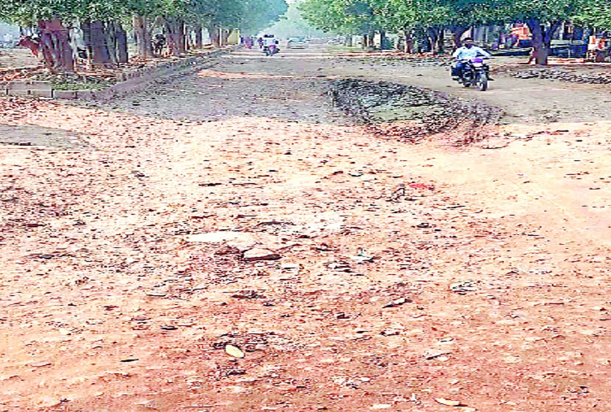 Potholes on Bodla-Sikandra Road in Agra