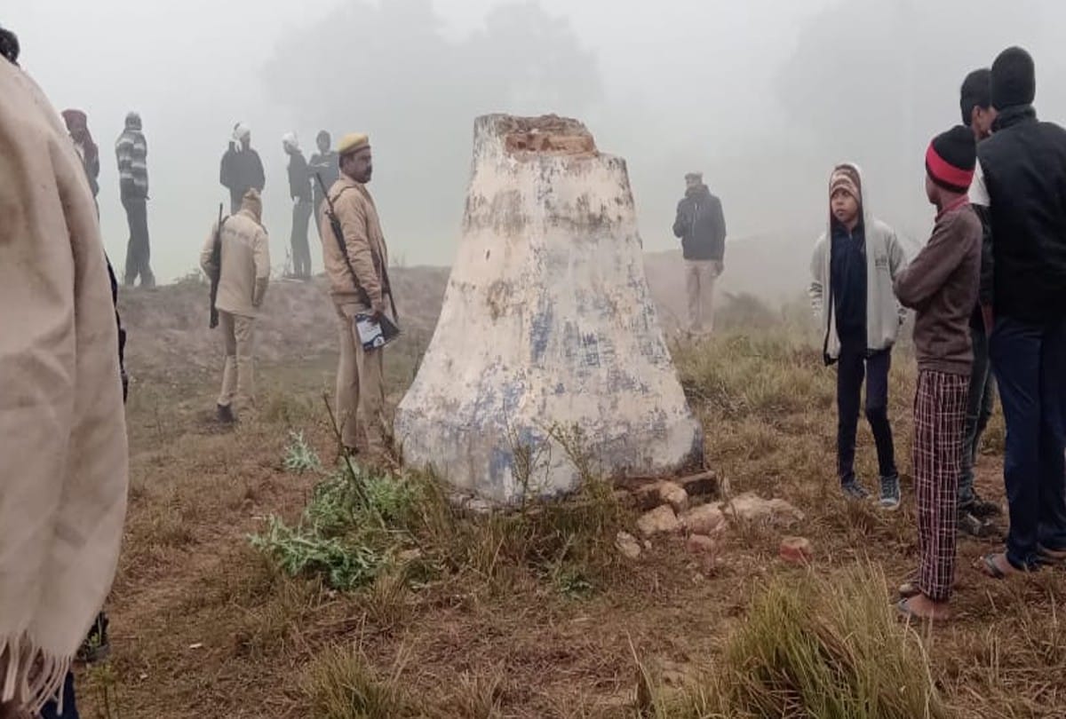 Anti-social elements took away Ambedkar statue in village Rajapura of Agra