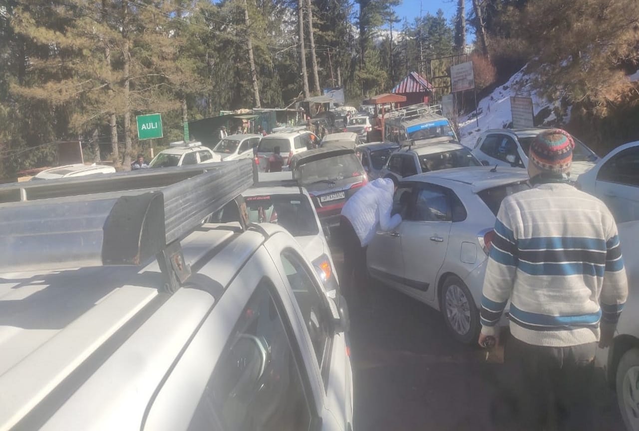 New Year 2022 Celebration in uttarakhand : Tourists reached Auli, enjoyed skiing in the snow, see photos