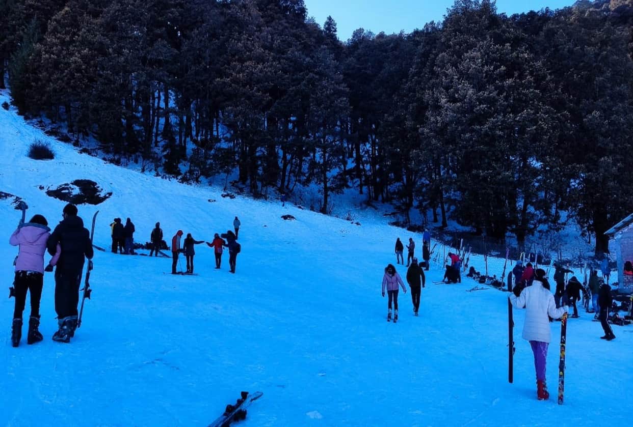 New Year 2022 Celebration in uttarakhand : Tourists reached Auli, enjoyed skiing in the snow, see photos