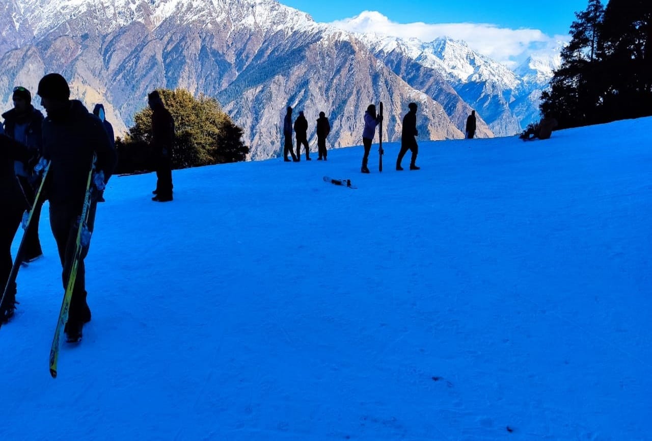 New Year 2022 Celebration in uttarakhand : Tourists reached Auli, enjoyed skiing in the snow, see photos