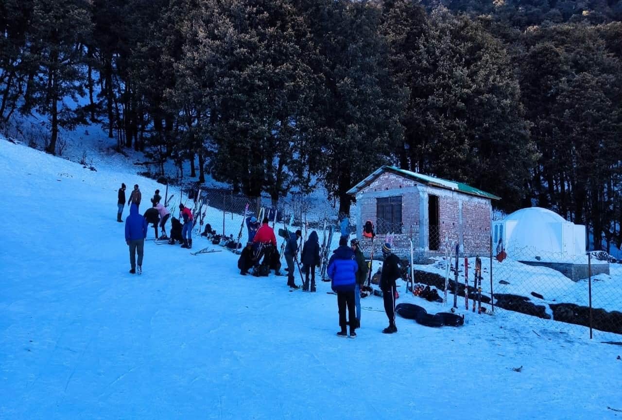 New Year 2022 Celebration in uttarakhand : Tourists reached Auli, enjoyed skiing in the snow, see photos