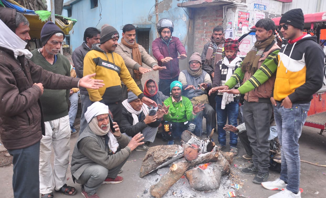 Fog prevailed throughout the day, people shivering due to cold wave