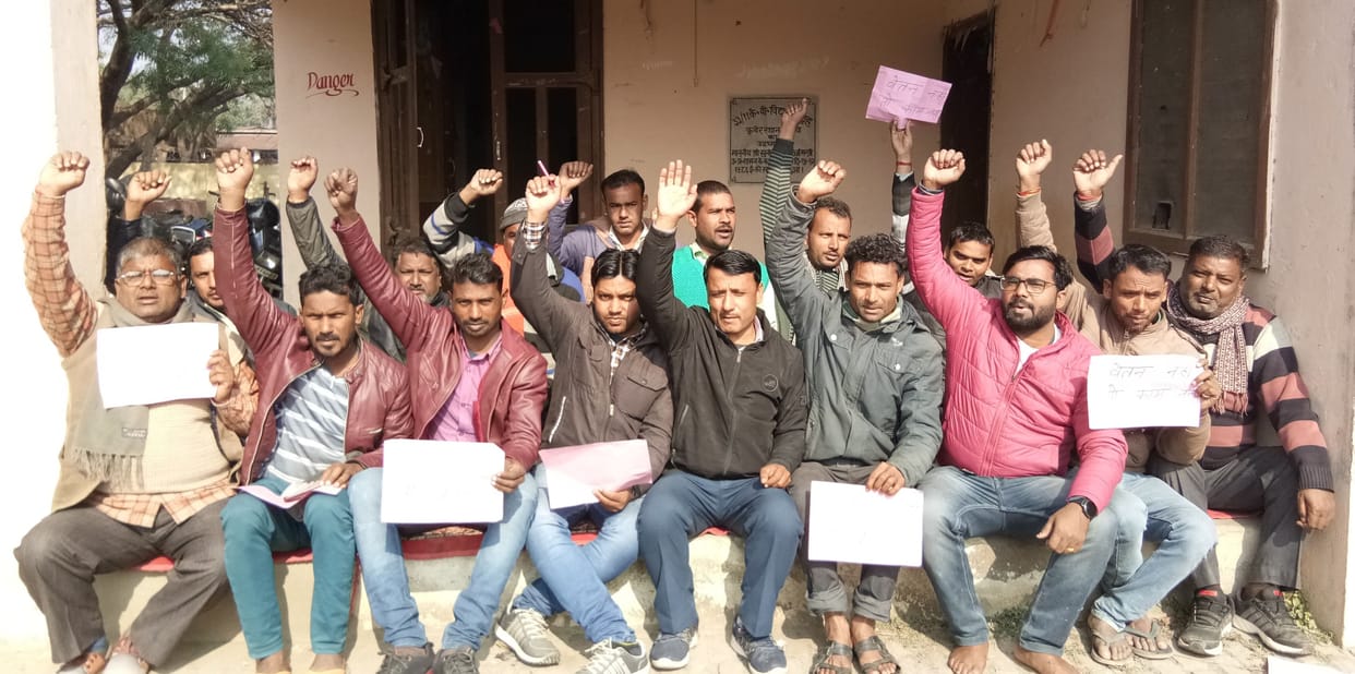 Electricity contract workers staged a sit-in