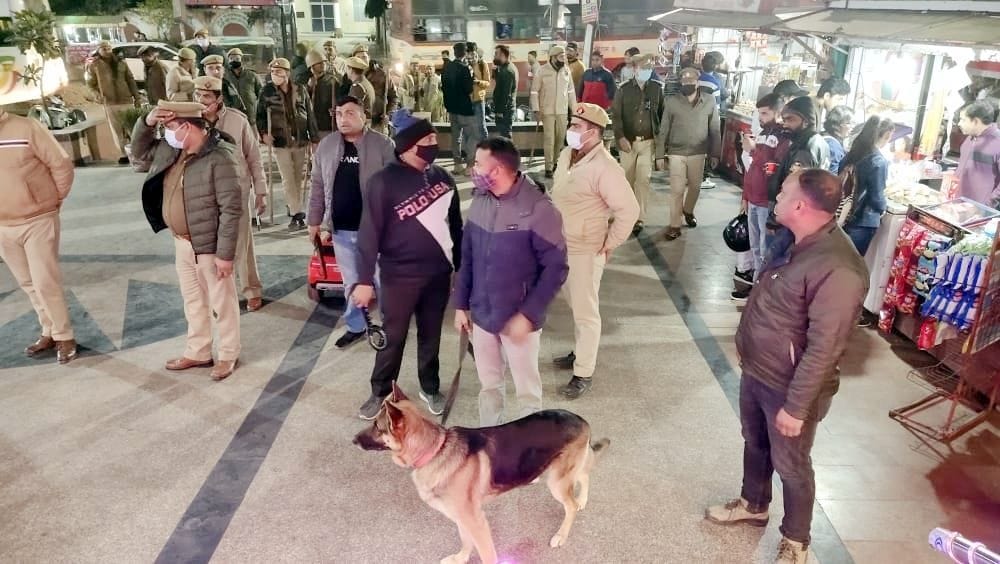 The police kept an eye on the rioters in the celebration of the new year
