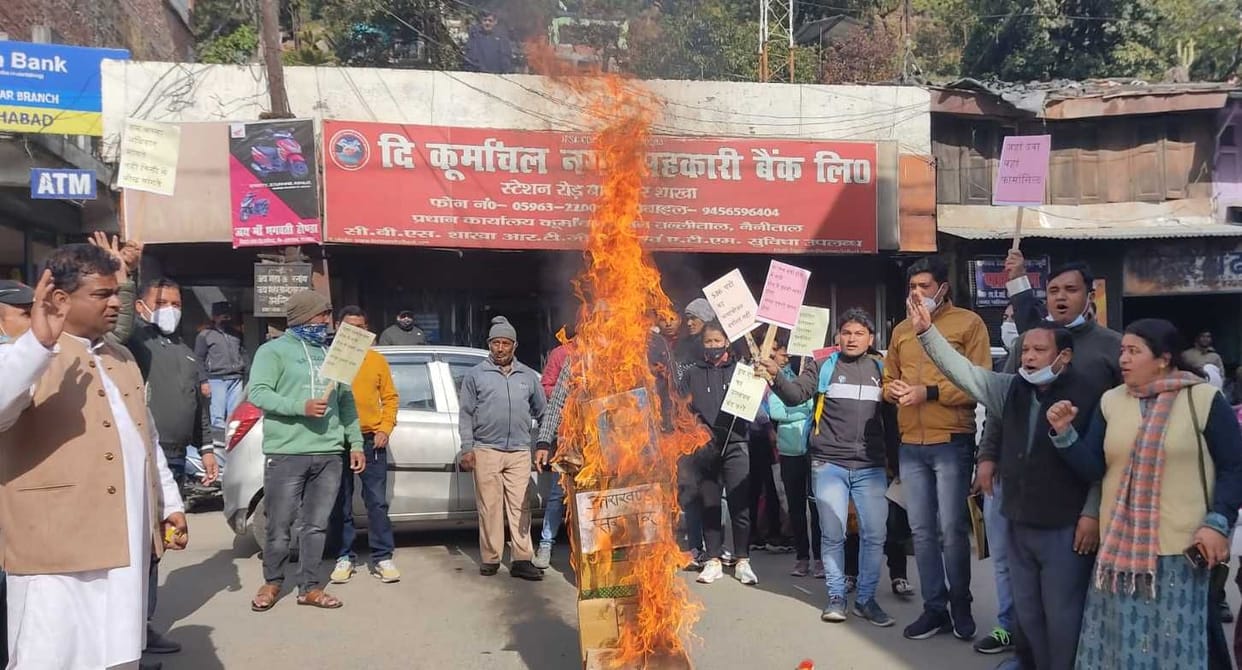 Pharmacists burnt the effigy of the state government
