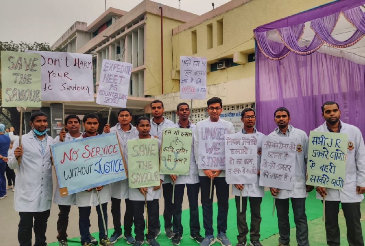 Junior doctors of BRD Medical College also demonstrated on fourth day