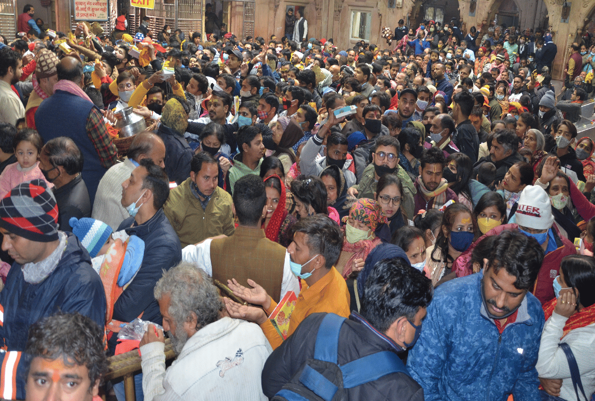 Huge Croud Of Krishana Devotees Reached At Banke Bihari Mandir Vrindavan Mathura For New Year 2022 Celebration
