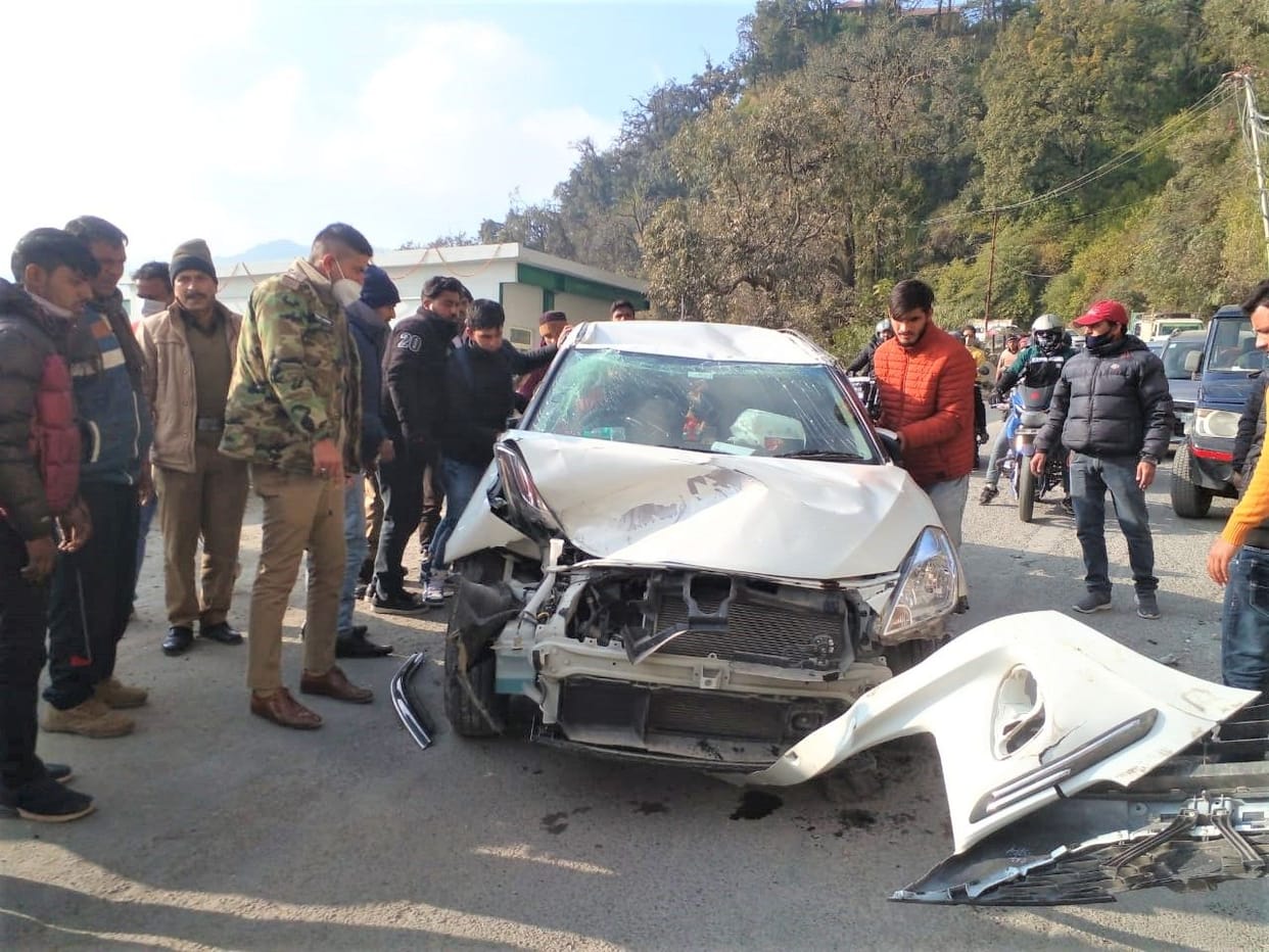 Three tourists injured after vehicle collided with electric pole