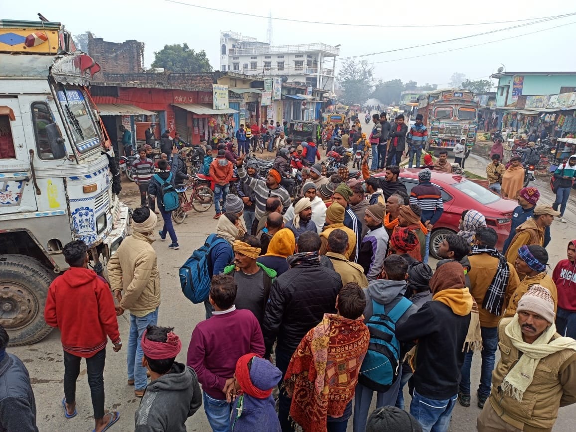 Chakka jammed for paddy purchase, queues of vehicles started Chakka jammed for paddy purchase, queues of vehicles started