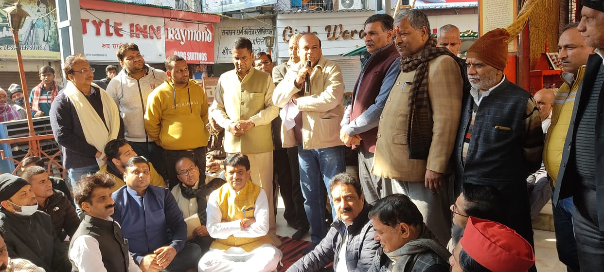 A foot march was taken out keeping the cloth market closed