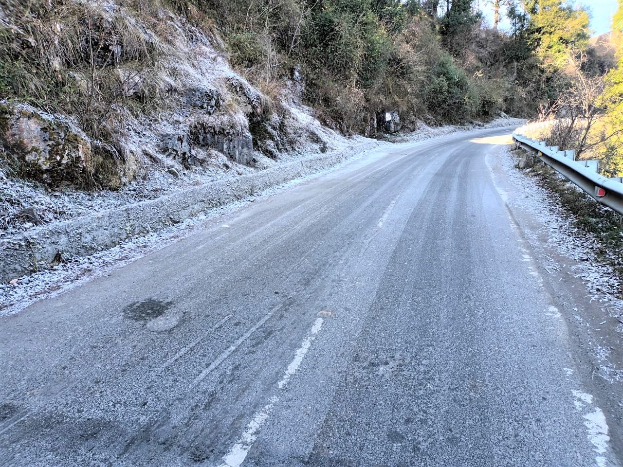 uttarakhand weather: frost increased in Mussoorie, it is difficult for vehicles to move on roads, see photos