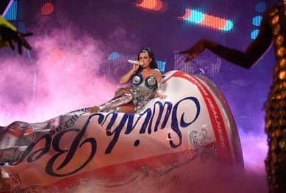 Katy Perry wore a beer can costume to the show in Las Vegas pictures rock the internet