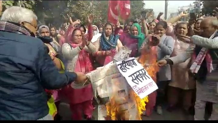 Anganwadi workers, assistants burnt the effigy of the state government