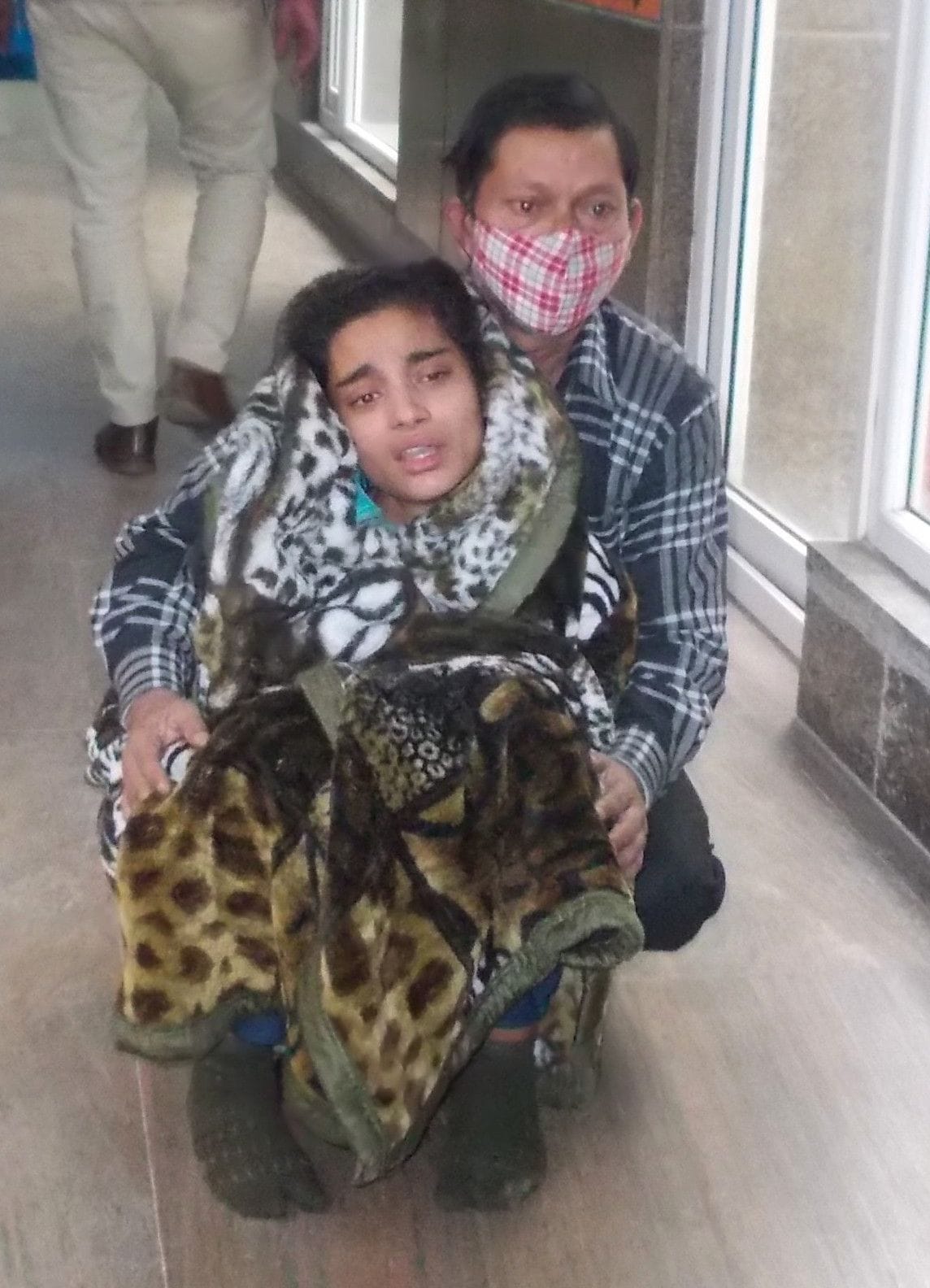 The girl kept moaning for two hours due to pain, did not get treatment