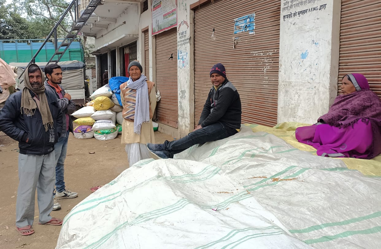 Paddy is dumped at purchasing centers due to no lifting, purchase stopped