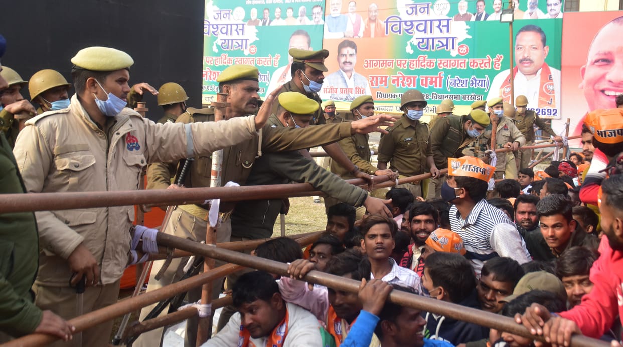 Uncontrollable crowd reached the meeting place breaking the barricade