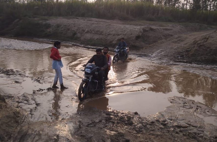 Villagers moving by risking their lives