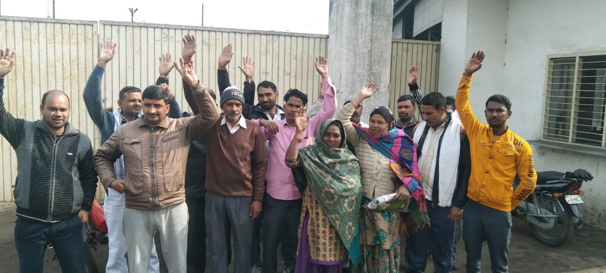 Demonstration in front of the factory demanding salary