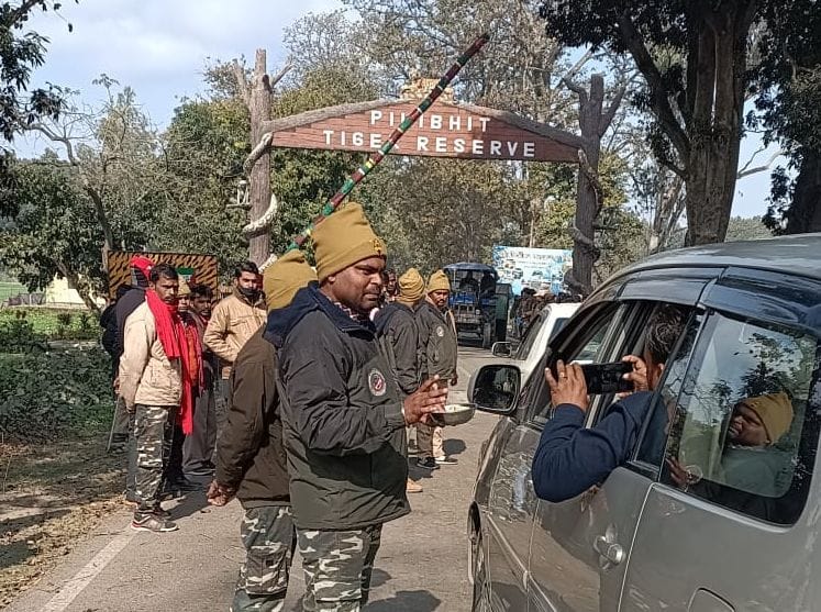 Forest workers begged tourists with a bowl