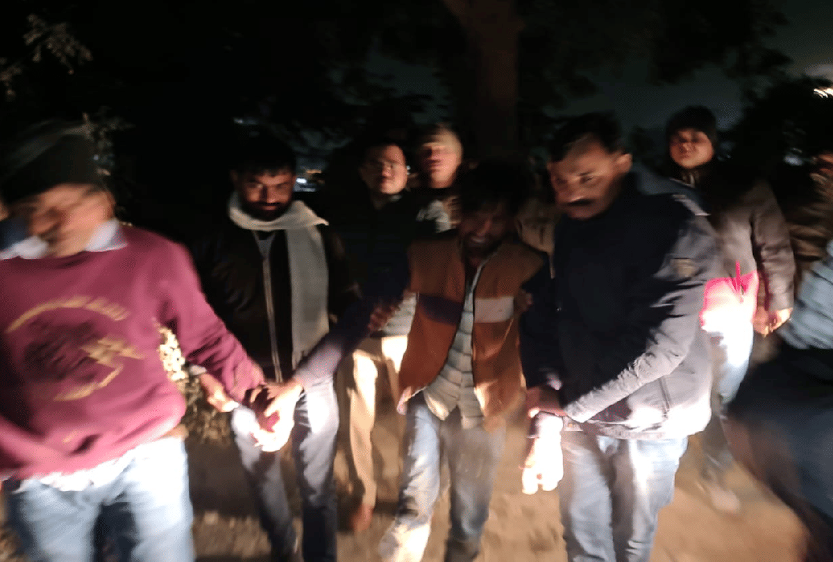 Agra Police Search Two Robbers Of Atm Loot Case