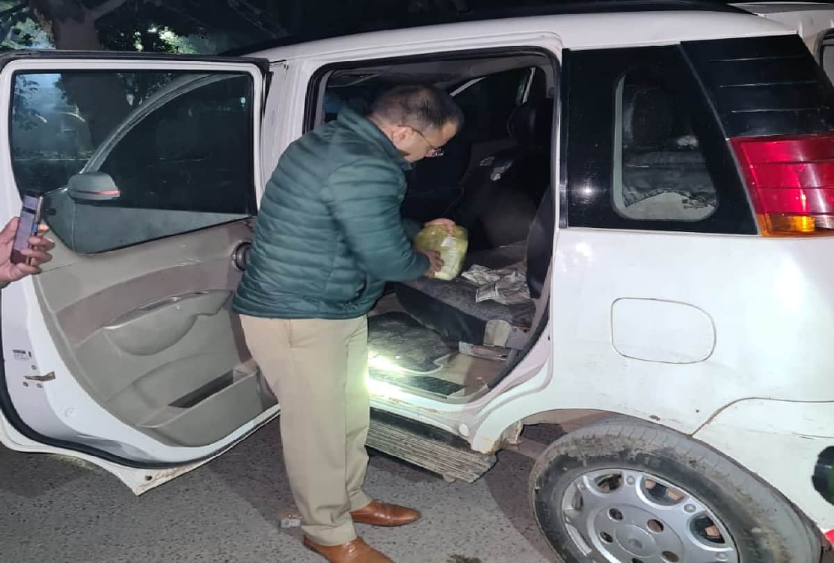 Encounter With Atm Loot Robbers In Agra Three Arrests One Injured By Bullet