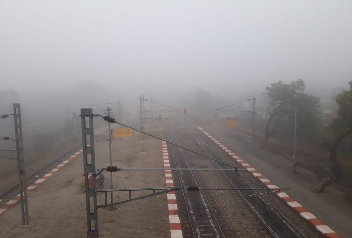 Prayagraj: Delhi-Howrah route trains derailed in time