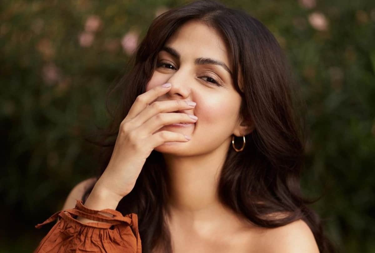 rhea chakraborty enjoys farhan-shibani wedding