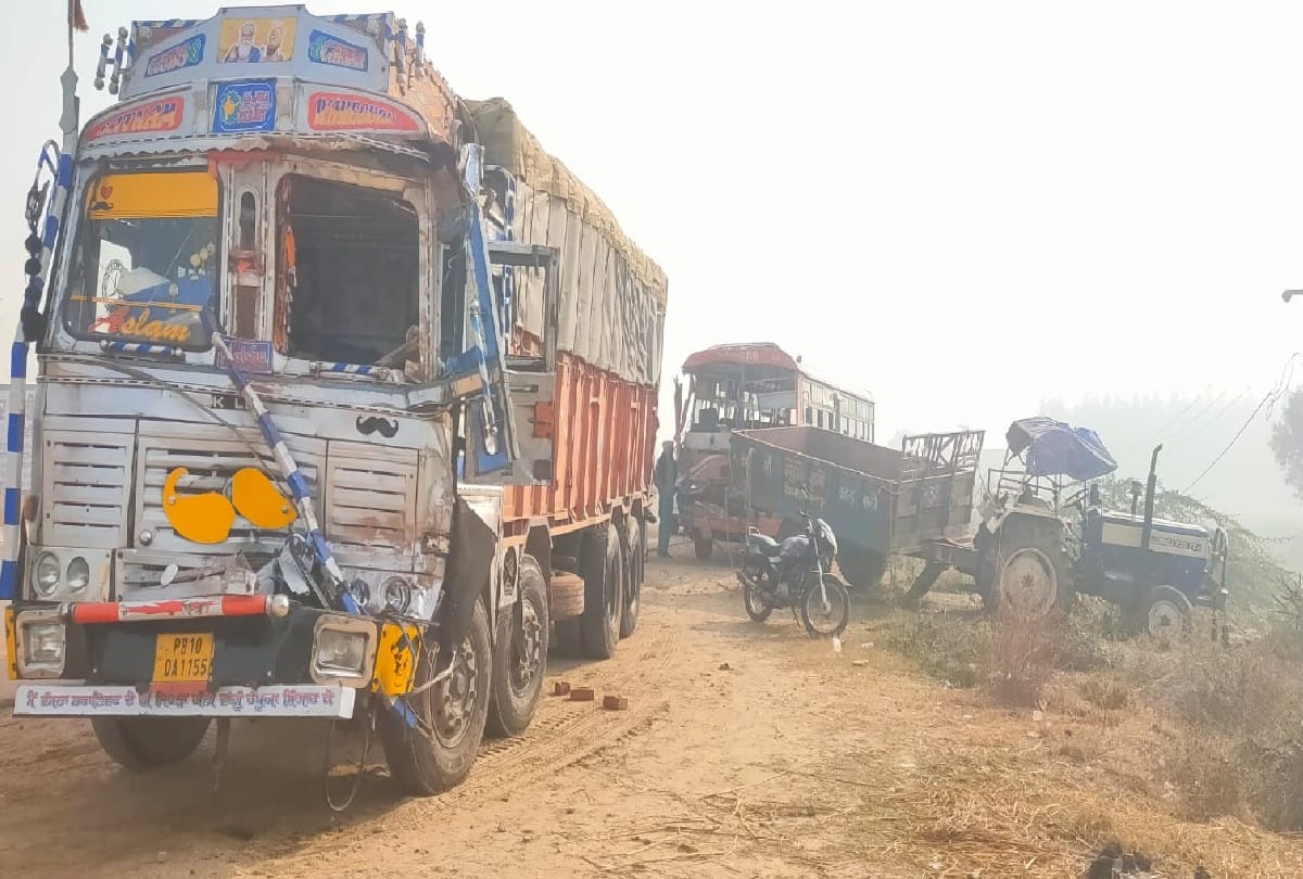 Three vehicles collided due to fog on the highway in Firozabad