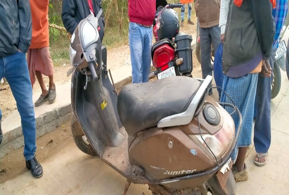 Road accident in varanasi Grocery trader died after tractor hit his scooty in sarnath