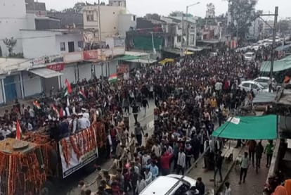 Madhya Pradesh: The crowd gathered in the last visit of the naval jawan, the younger brother lit the fire in Arnia Kalan
