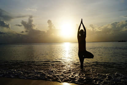 साल 2022 में संक्रमण से दूर रहने के लिए करें ये योग