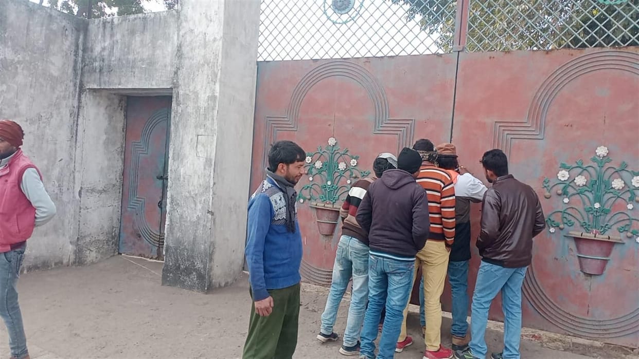 Hathras: Businessmen trying to hide goods by closing the factory