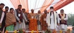 बटन दबाकर योजनाओं का शिलान्यास व लोकार्पण करते कैबिनेट मंत्री बृजेश पाठक व अन्य जन प्रतिनिधि। (स?