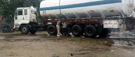 Ethanol tanker overturned at Malukapur turn, police evacuated nearby houses