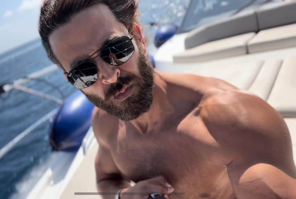 Hrithik Roshan shares shirtless selfie on the occasion of New Year