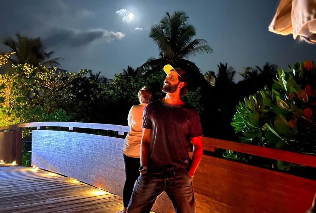 Hrithik Roshan shares shirtless selfie on the occasion of New Year